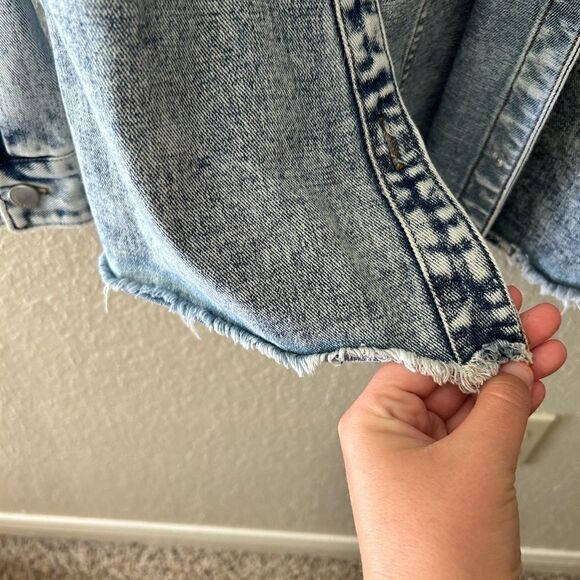 Distressed Jean Jacket✨ - Picture 5 of 8